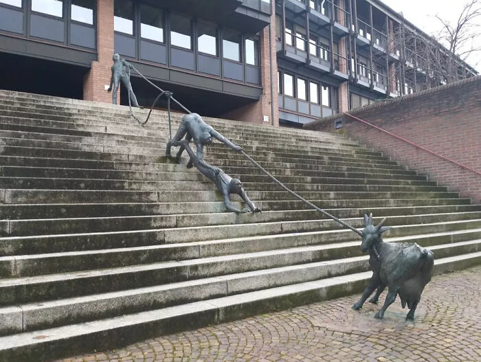 Escultura y barandilla creada por Karl-Henning Seemann. Instalada en 1981 en el distrito alemán de Schwäbisch Hall