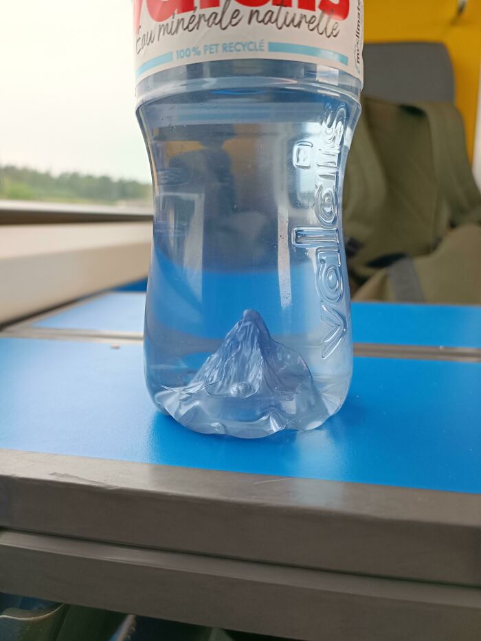 Botella de agua con el monte Matterhorn en 3D