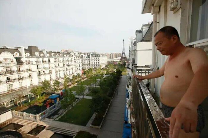 China construyó una ciudad que pretendía ser una copia a menor escala de París. Diseñada para 10000 personas, ahora solo van turistas que no pueden ir al París real