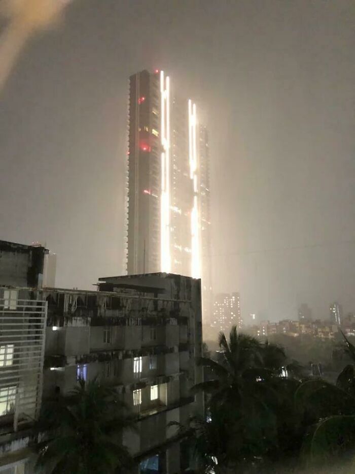 Polución lumínica causada por un solo edificio en Mumbai (foto a la 1 am)
