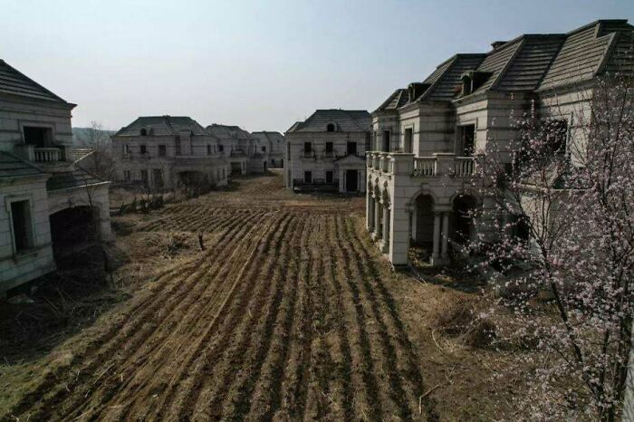 Ciudad fantasma china llena de mansiones que ahora ocupan granjeros