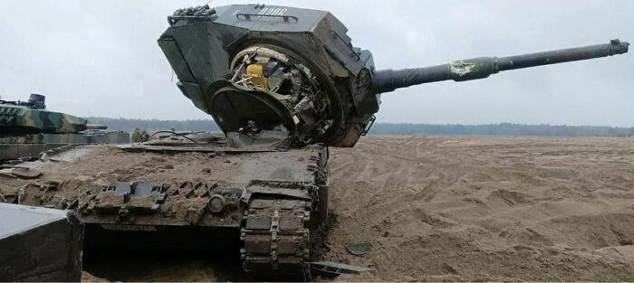 Leopard 2 Turret Accidentally Ripped Off During Training (1920x860)