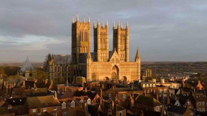 The Lincoln Cathedral Beat Out The Great Pyramid Of Giza For Tallest Building When It Was Completed In 1311 With The Installation Of Its Spire, Thus Growing It To 160 Meters. Look At How It Dwarfs The Other Buildings Here