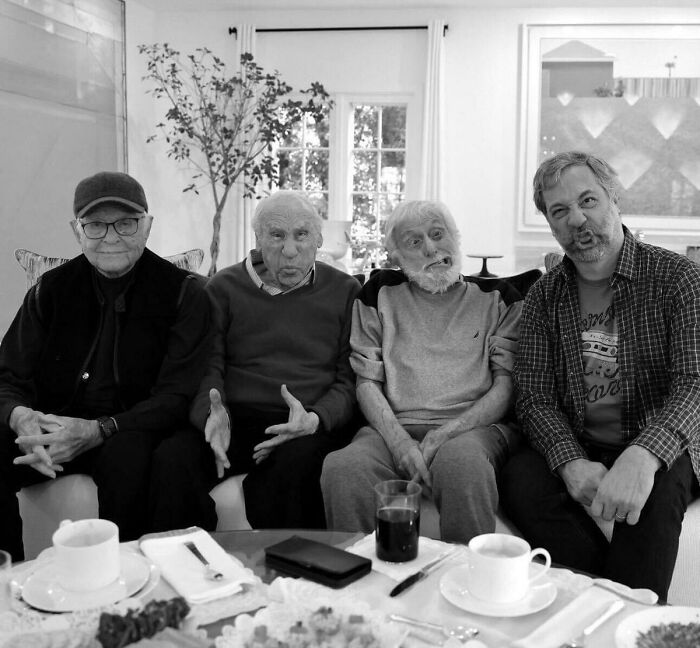 Norman Lear (101 años), Mel Brooks (96 años), Dick Van Dyke (97 años) y el más joven, Judd Apatow (55 años)