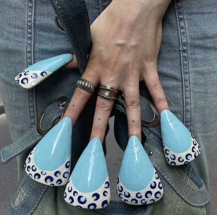 Extreme “Duck Feet” Nails
