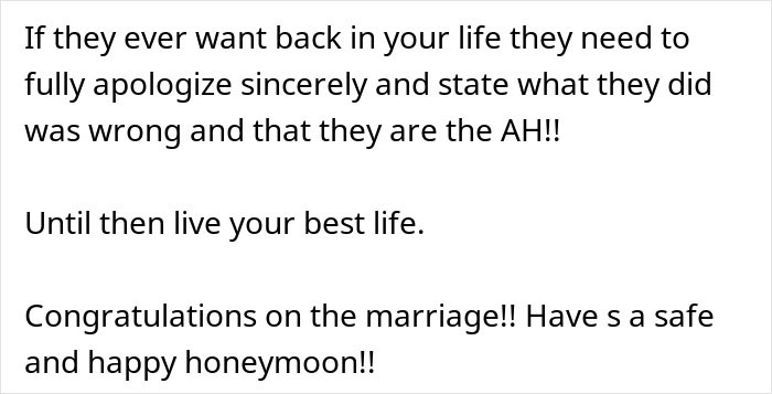 Bride Sobs After “Degrading” Pictures Get Shown At Wedding, Walks Out After Mom’s Speech Bride Sobs After “Degrading” Pictures Get Shown At Wedding, Walks Out After Mom’s Speech