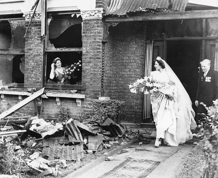 Novia sale de su casa recientemente bombardeada para casarse. 1940