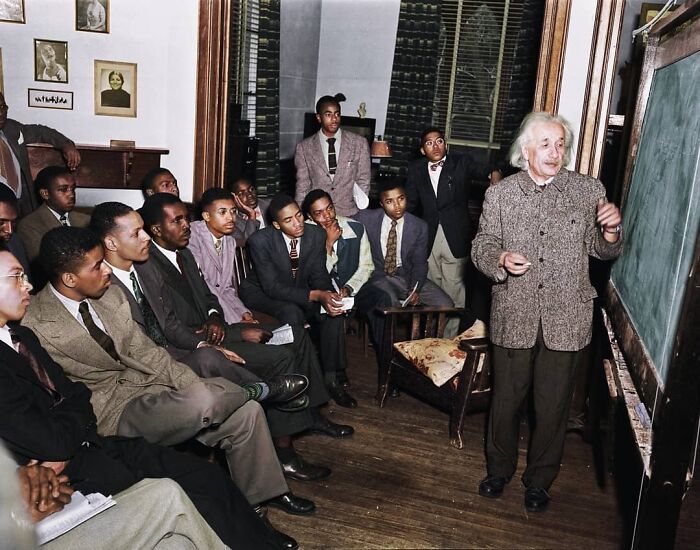 Albert Einstein dando una clase en la universidad Lincoln, históricamente para negros. 1946