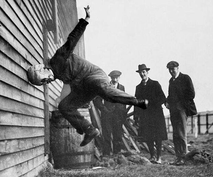 Probando los cascos de fútbol americano. 1912