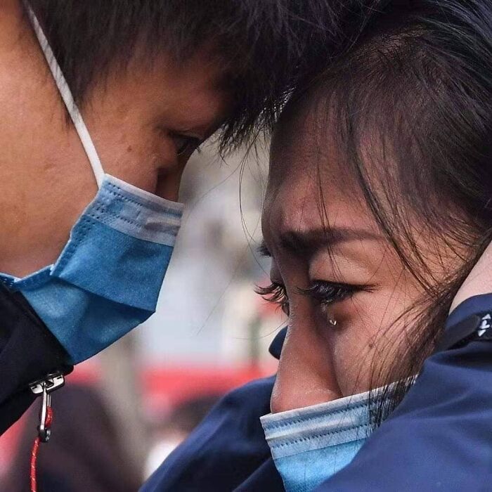 Doctor chino despidiéndose de su esposa antes de marchar a Wuhan para tratar a pacientes de coronavirus. 2020