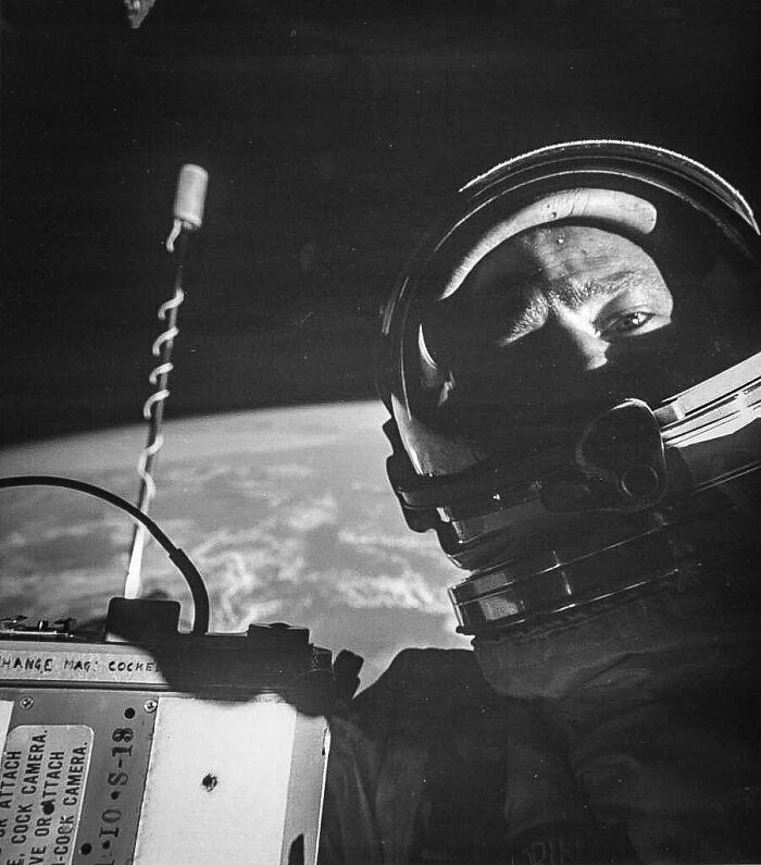 Buzz Aldrin haciéndose el primer selfie en el espacio. 1966