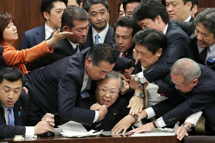 Miembros de la oposición japonesa intentando bloquear la aprobación de las nuevas leyes de inmigración. 2020