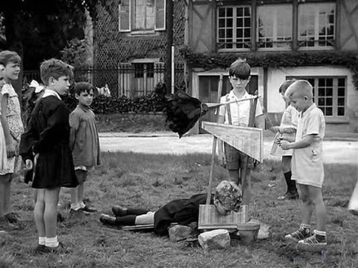 Niños franceses jugando con una guillotina de juguete. 1959