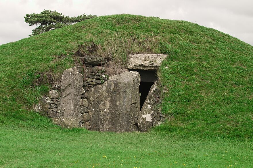 Bryn Celli Ddu Burial Chamber Tomb Bryn Celli Ddu Burial Chamber Tomb