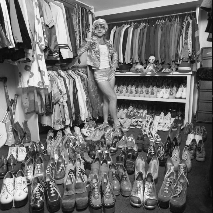 Elton John en su casa con su colección de zapatos. Foto de Terry O’neill, 1975