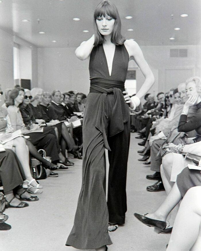 Anjelica Huston Models In Halston’s Fall 1972 Ready-To-Wear Collection. Fairchild Archive/Penske Media/Shutterstock