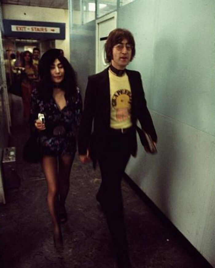 John Lennon And Yoko Ono In Selfridges Department Store In London To Promote The Publication Of The 2nd Edition Of Yoko's Book Grapefruit In 1971