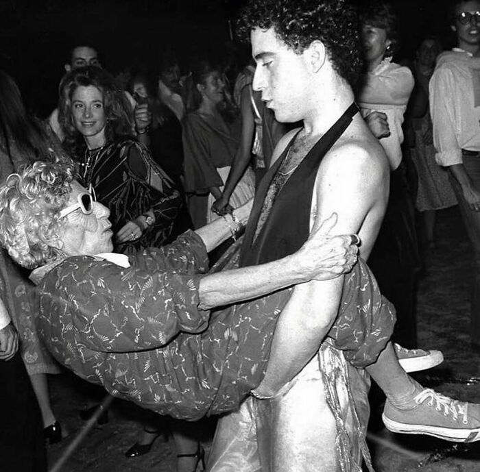 Esta mujer, llamada "Disco Sally" baila con su marido en Studio 54, 1978
