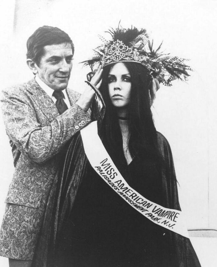 Jonathan Frid Crowns Christine Domaniecki "Miss American Vampire" (1970)