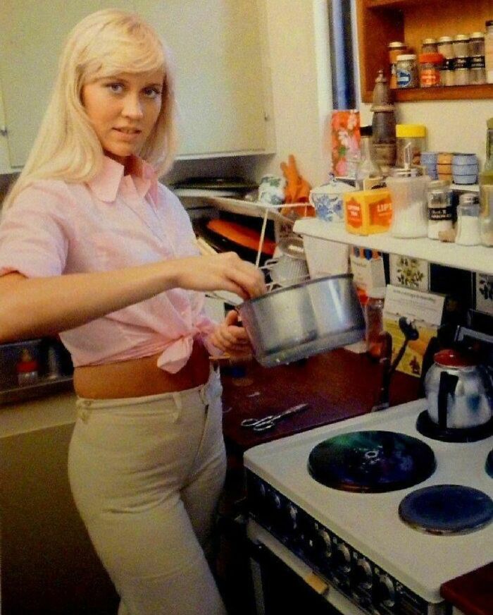 Agnetha Fältskog de Abba en la cocina, 1974