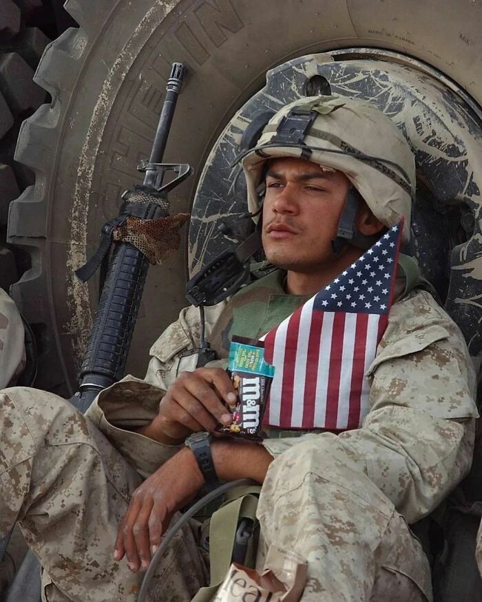 Us Marine Resting After The Capture Of Saddam Hussein's Presidential Palace In Tikrit, Iraq, April 14 2003