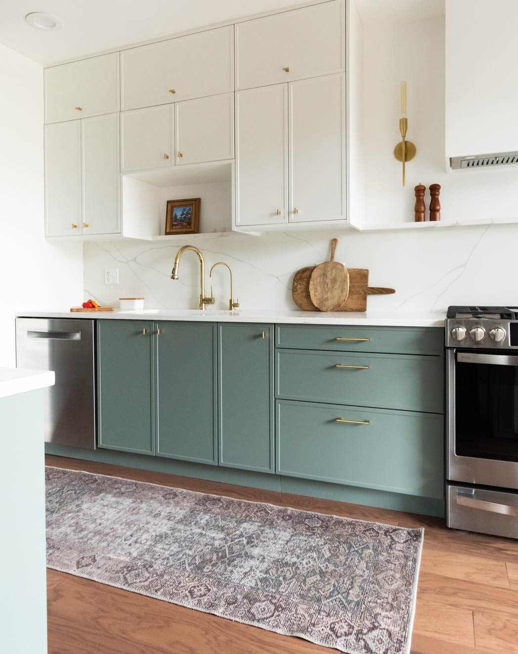 Sektion kitchen system with white & moss quarterline fronts, quartz backsplash and brass details