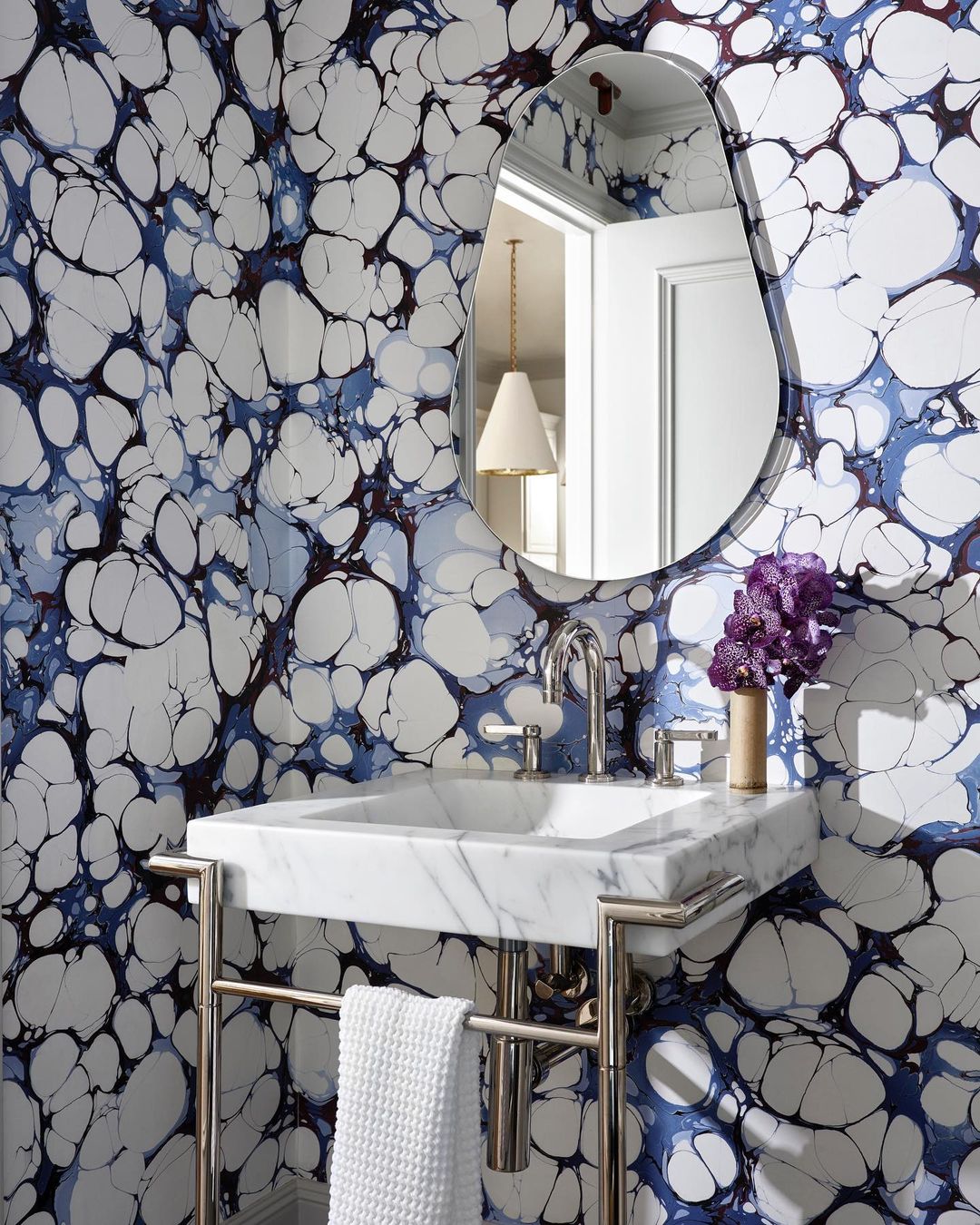 33 Trendy Bathroom Wallpaper Ideas to Elevate Your Space | Bored Panda