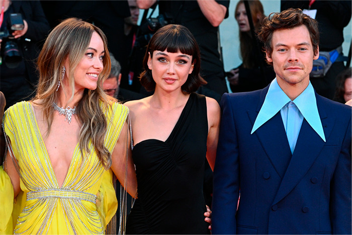 When Don't Worry Darling Premiered At The 2022 Venice International Film Festival, Costars Harry Styles And Olivia Wilde — Who Were Reportedly Dating At The Time — Seemed To Avoid Each Other On The Red Carpet. During Group Photos, They Posed With A Costar Between Them