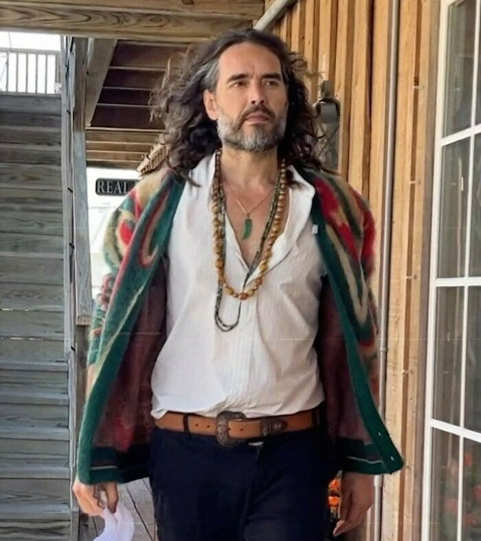 “Innocent Before Guilty”: Fans React To Sexual Harassment Accusations Against Russell Brand “Innocent Before Guilty”: Fans React To Sexual Harassment Accusations Against Russell Brand