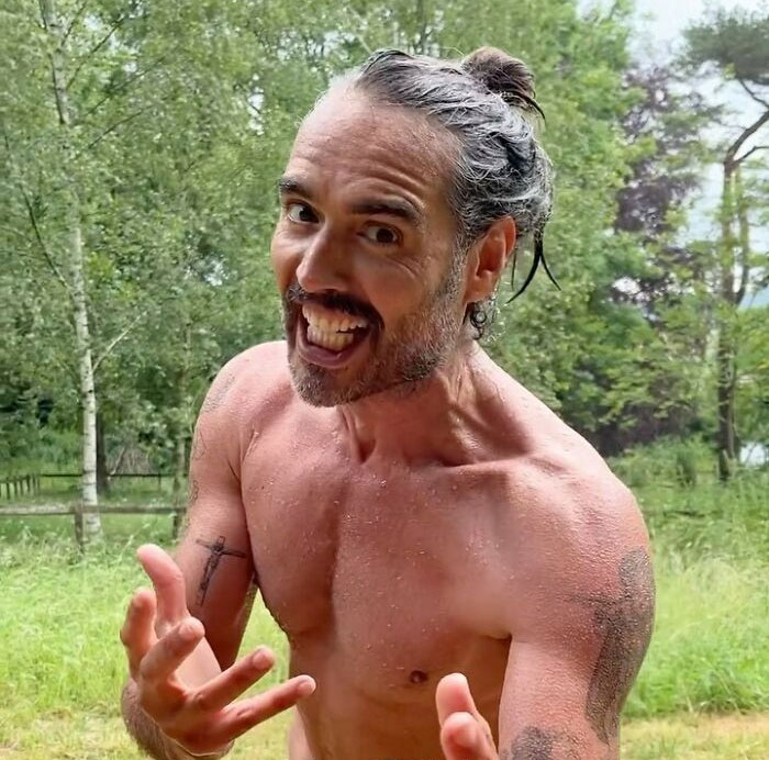 “Innocent Before Guilty”: Fans React To Sexual Harassment Accusations Against Russell Brand “Innocent Before Guilty”: Fans React To Sexual Harassment Accusations Against Russell Brand