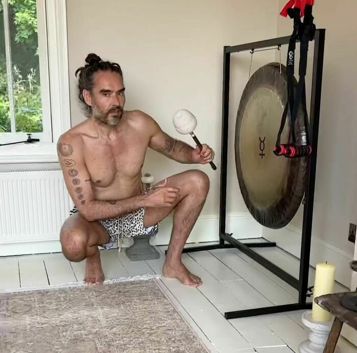 “Innocent Before Guilty”: Fans React To Sexual Harassment Accusations Against Russell Brand “Innocent Before Guilty”: Fans React To Sexual Harassment Accusations Against Russell Brand