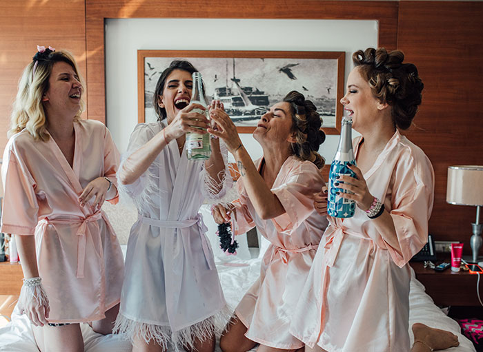 Couple Enjoy The Wedding Of Their Dreams After Scamming Each Guest Out Of £2k Couple Enjoy The Wedding Of Their Dreams After Scamming Each Guest Out Of £2k