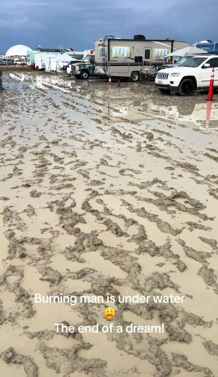 “It Was Pure Hell”: People Share Distressing Photos Of How Legendary Burning Man Turned Into A Fiasco “It Was Pure Hell”: People Share Distressing Photos Of How Legendary Burning Man Turned Into A Fiasco