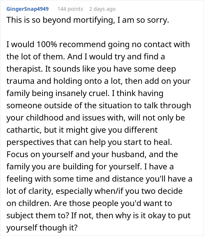 Bride Sobs After “Degrading” Pictures Get Shown At Wedding, Walks Out After Mom’s Speech Bride Sobs After “Degrading” Pictures Get Shown At Wedding, Walks Out After Mom’s Speech