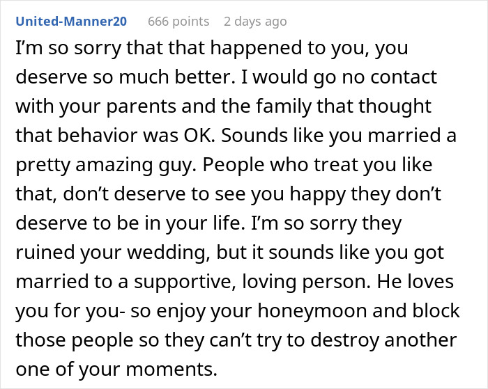 Bride Sobs After “Degrading” Pictures Get Shown At Wedding, Walks Out After Mom’s Speech Bride Sobs After “Degrading” Pictures Get Shown At Wedding, Walks Out After Mom’s Speech