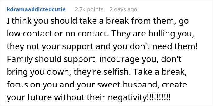 Bride Sobs After “Degrading” Pictures Get Shown At Wedding, Walks Out After Mom’s Speech Bride Sobs After “Degrading” Pictures Get Shown At Wedding, Walks Out After Mom’s Speech