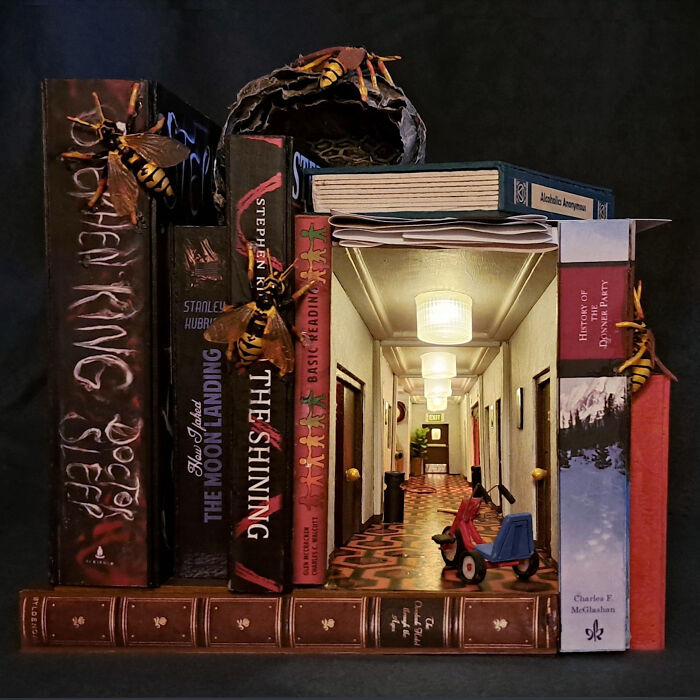 I Recreated The Famous Hallway Out Of Stephen King’s “The Shining” As A Book Nook