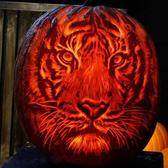 Stunning Tiger Carving
