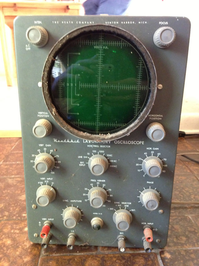 Bad**s Old Oscilloscope I Found In My Grandparents Garage