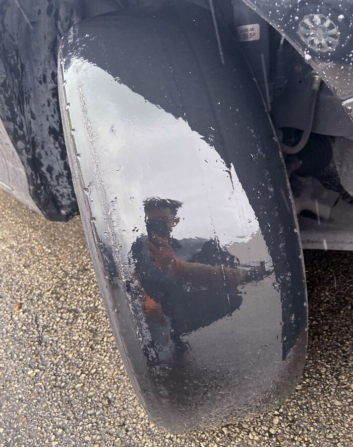La clienta se negó a que le cambiáramos los neumáticos en este día lluvioso, tuvo que firmar una exención de responsabilidad antes de que le devolviéramos el coche