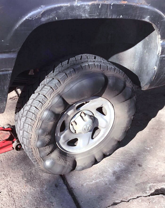 El cliente condujo así todo el camino desde México porque le dijeron que no cambiara el neumático allí