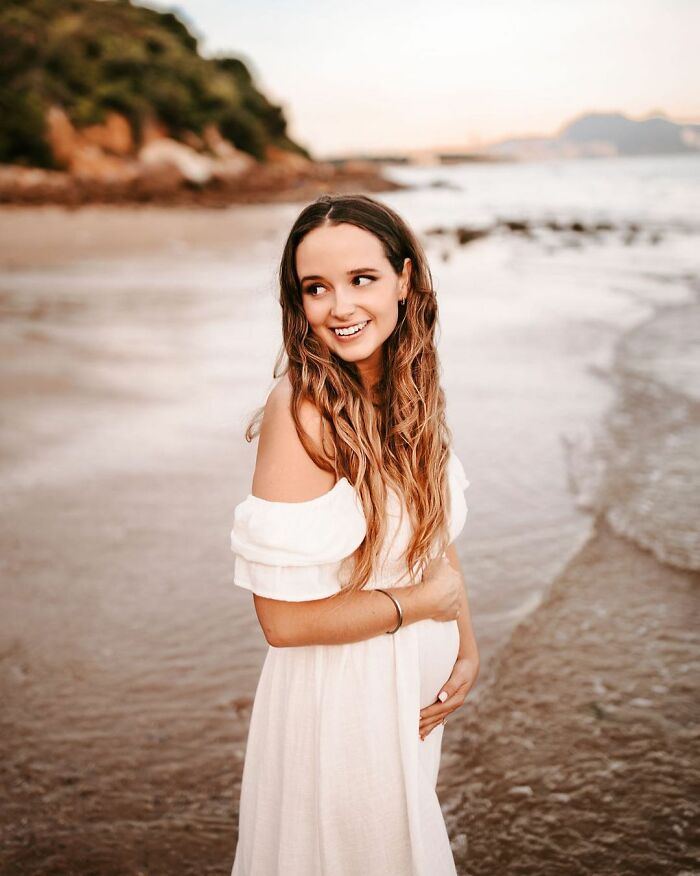 Woman Posts A Video Of Her Attempts To Rock A Baby To Sleep Mid-Flight, Faces Harsh Backlash Online Woman Posts A Video Of Her Attempts To Rock A Baby To Sleep Mid-Flight, Faces Harsh Backlash Online