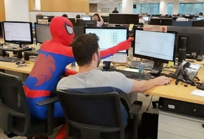 Banquero va a trabajar disfrazado de Spiderman en su último día