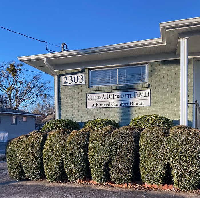 This Dental Office Trims Their Shrubs To Look Like Molars