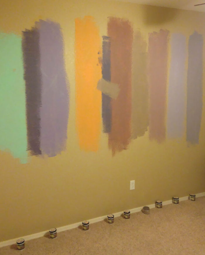 Mi esposa intentando elegir un color para la habitación del bebé