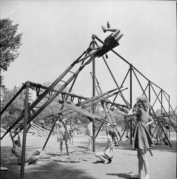 Parque infantil en Montreal, era otro nivel, años 50