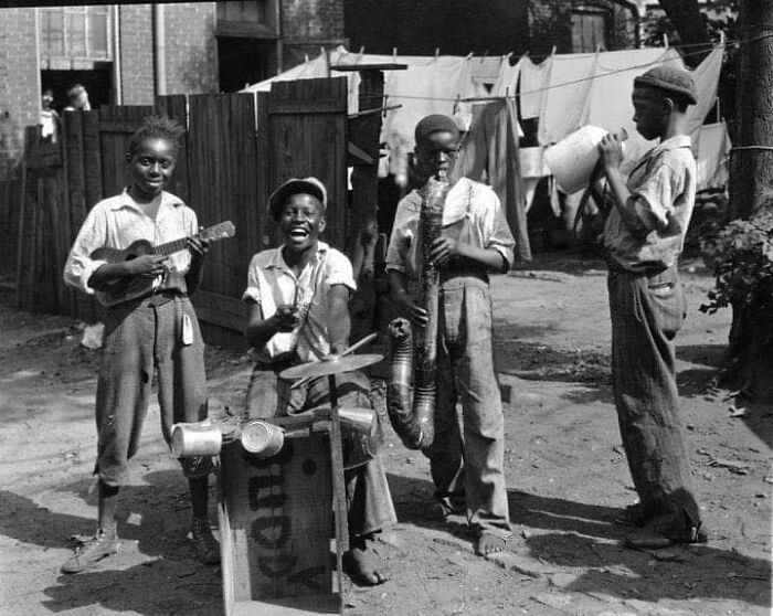 4 chicos tocando, 1928