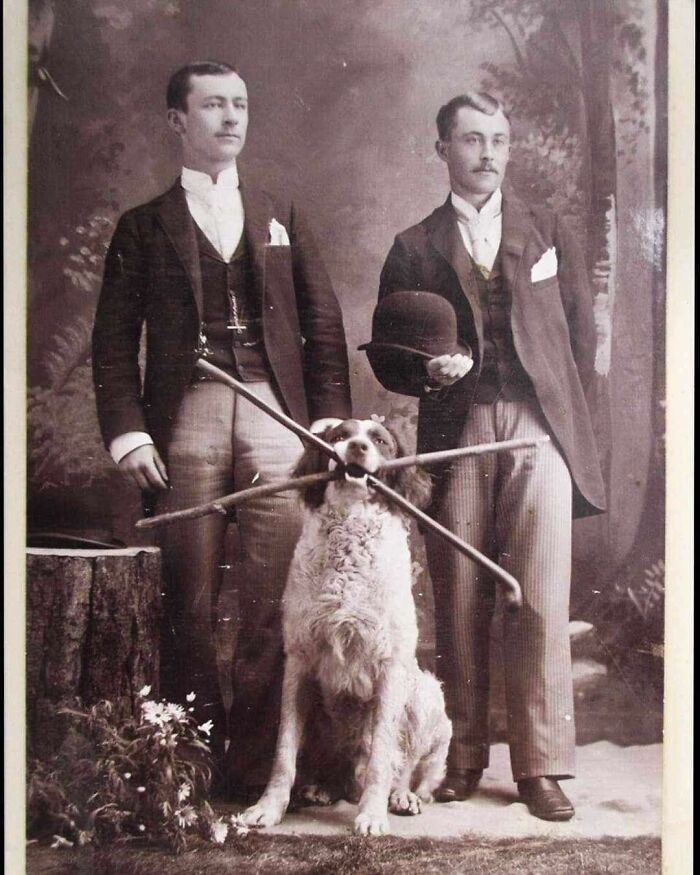 2 caballeros y su encantador perro con dos palos, 1890 aprox.