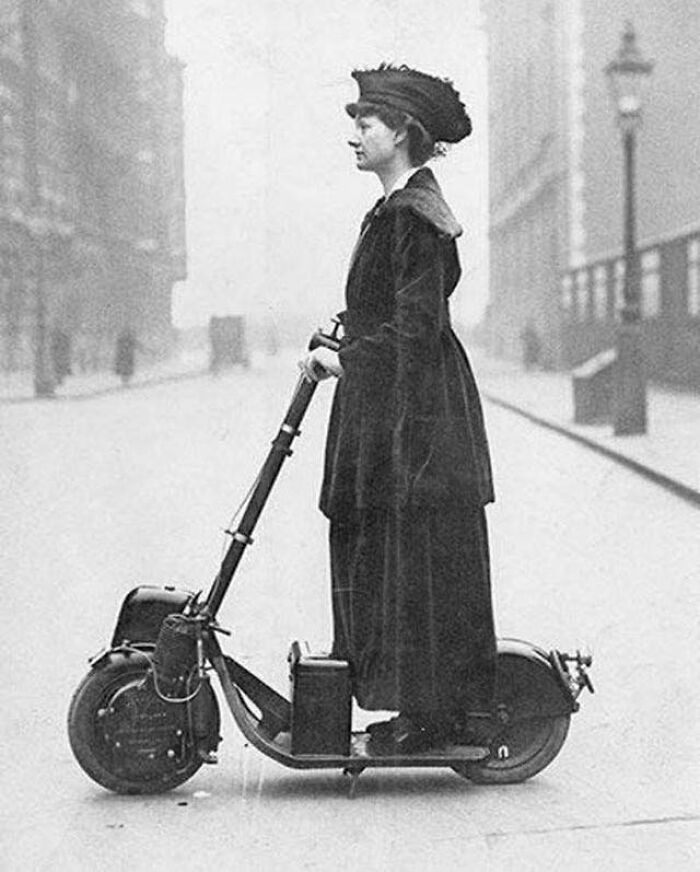 Mujer montada en un antiguo modelo de patineta, 1916