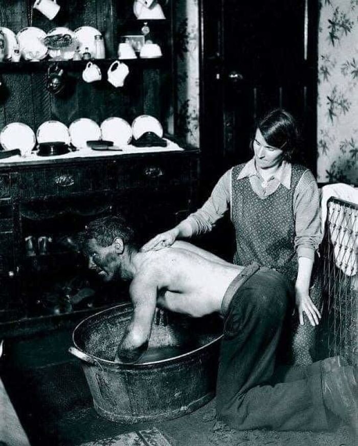 Mujer galesa lavando a su marido, trabajador en las minas, 1931
